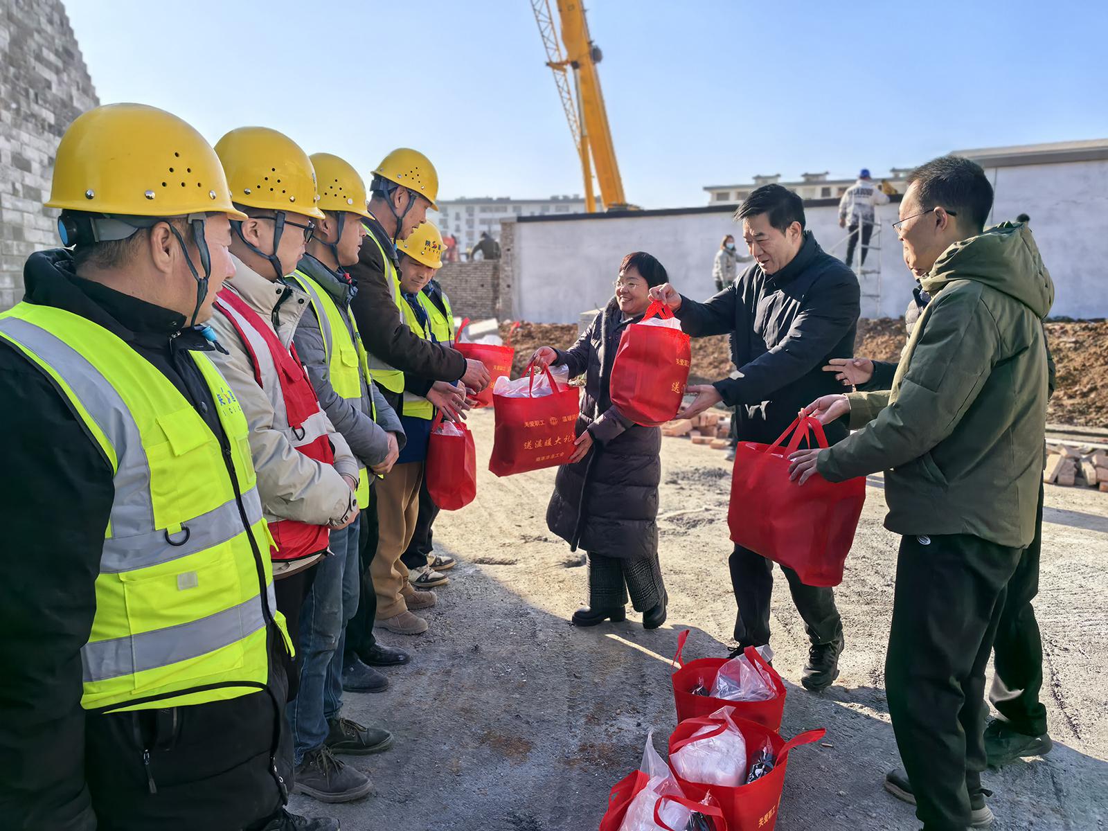 商洛市總工會(huì)赴市城投公司項(xiàng)目工地開展2025年春節(jié)送溫暖慰問活動(dòng)